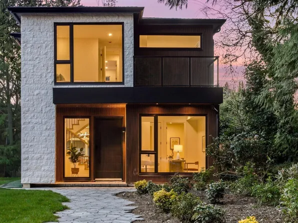 1921 Tatlow Ave, North Vancouver, BC V7P 3A2