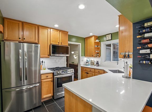 5th image of 606 S Dryden Pl