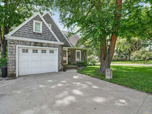 304 Columbia Cir, Waterloo, IA 50701