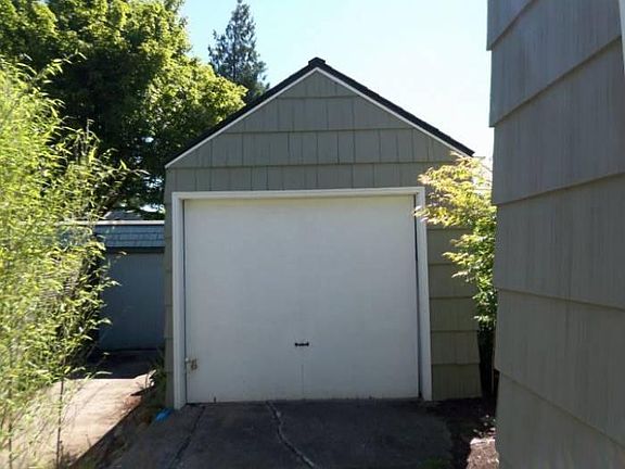 Detached garage