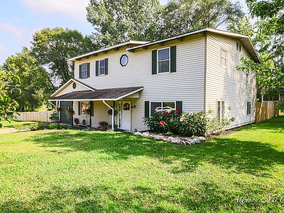 3rd image of 376 Fairlane Dr NW