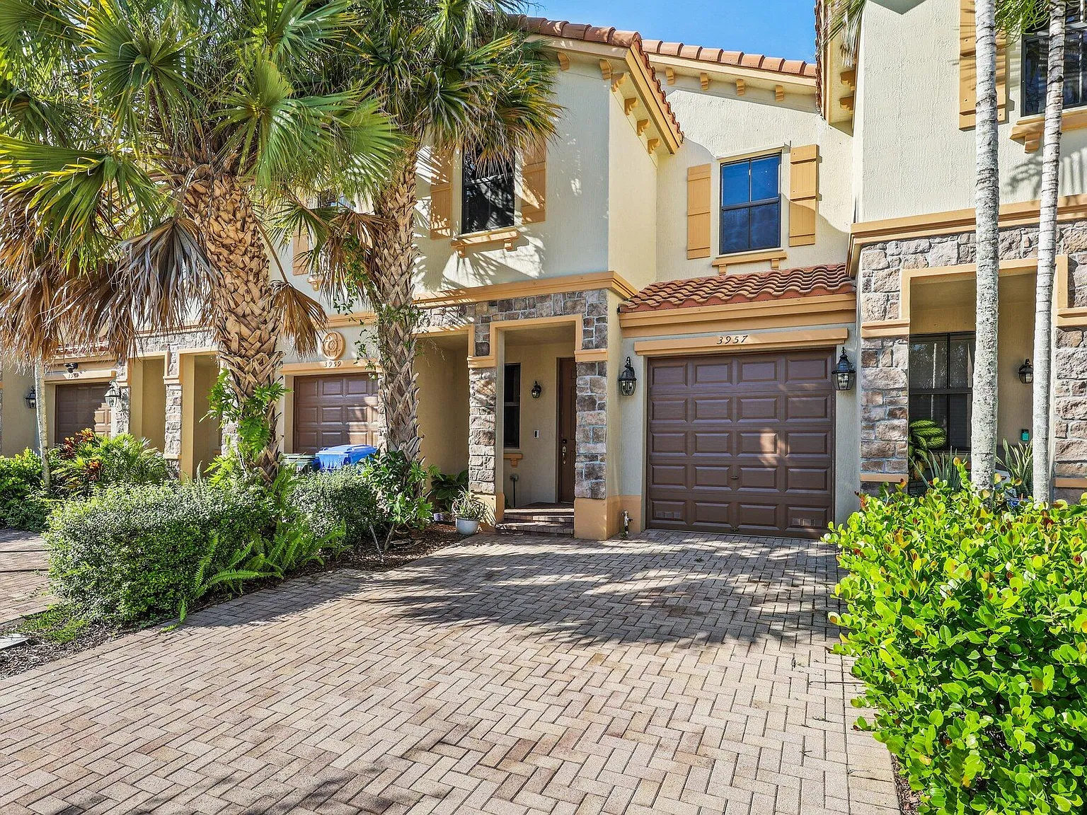 3 bed, 2.5 bath, 1486 sqft, $3,600 — Photo 2