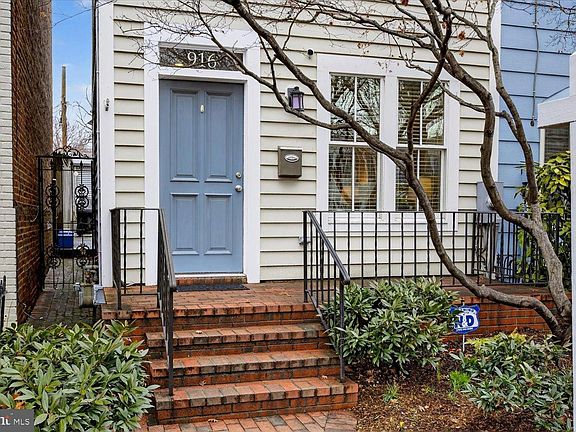 2nd image of 916 G St SE
