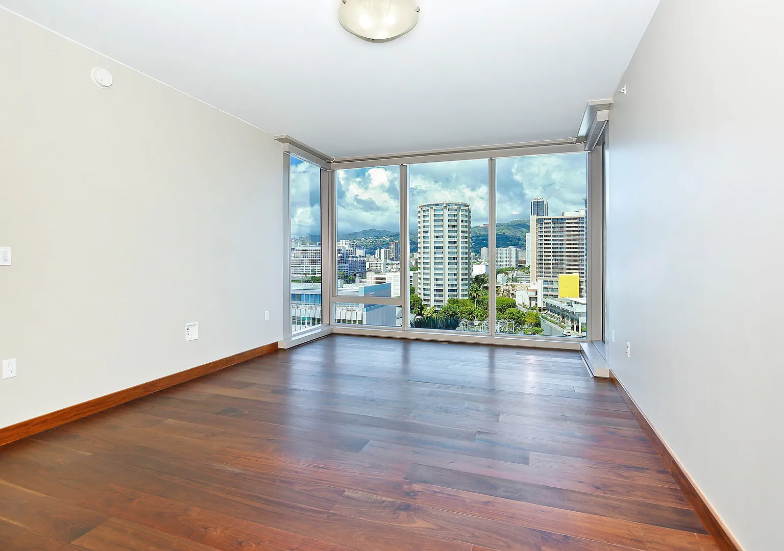 Luxury Living At One Ala Moana! — Photo 4