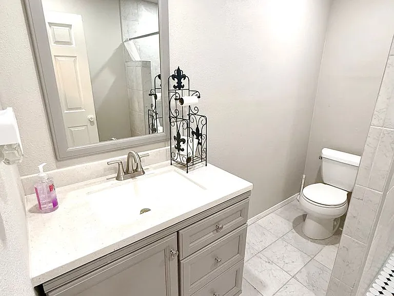 1820 W Southcross Blvd — Photo 8