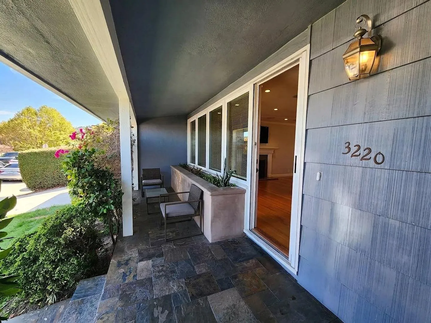 Three bedroom house in San Mateo — Photo 1
