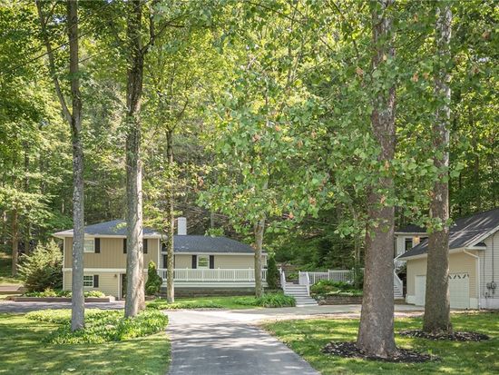 376 Miles Rd, Moreland Hills, OH 44022