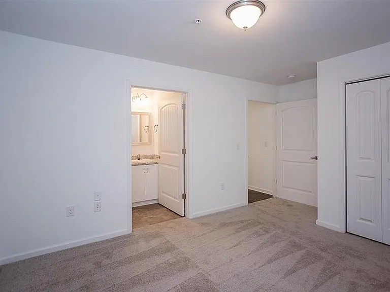 Barrington Apartments — Photo 9