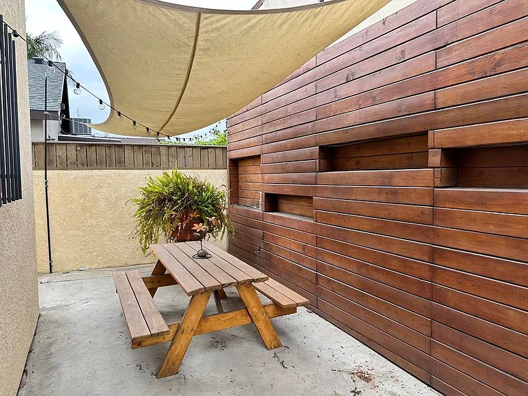 302 S Inglewood Ave — Photo 2