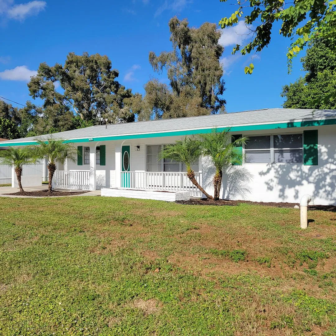Annual unfurnished renovated 2/1 SFH downtown Sarasota on a lake — Photo 3