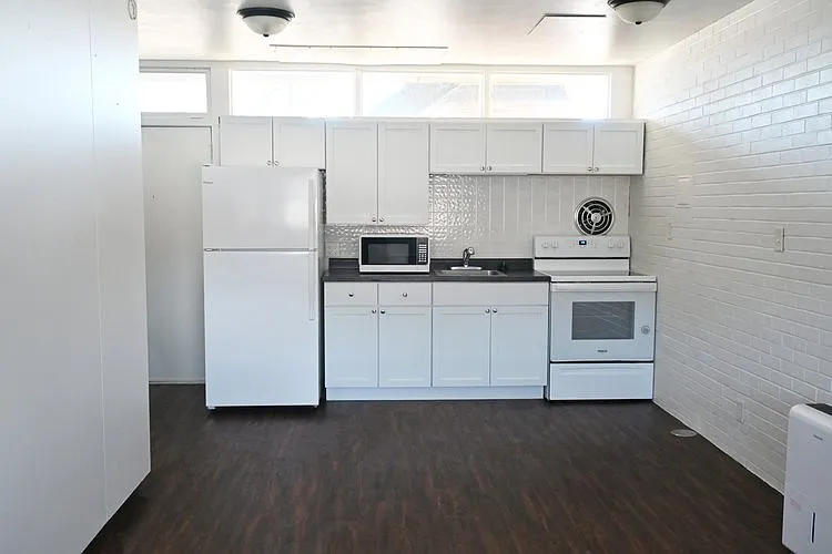 Kitchen with white appliances at Kearney Apartment Homes.
