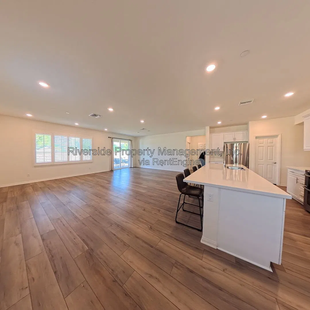 4 bed, 2.0 bath, 2206 sqft, $3,395 — Photo 3