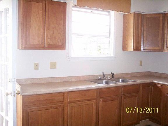 3rd image of 8939 Peach St