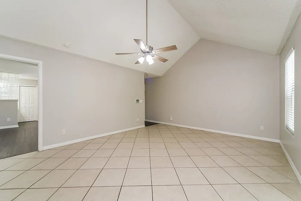 3 bed, 2.0 bath, 1186 sqft, $2,025 — Photo 4
