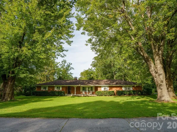 335 Lake Circle Dr, Hendersonville, NC 28792