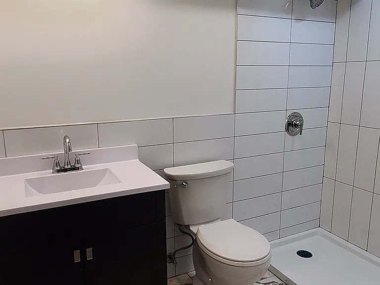 2226 W Argyle St #B1 — Photo 12