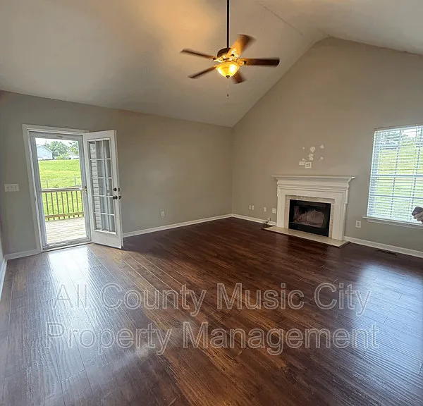 2015 Holloway Ct — Photo 2