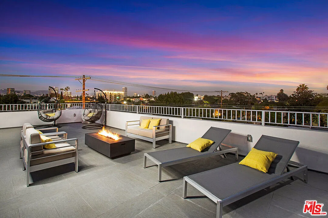 5 bed, 4.5 bath, 4300 sqft, $10,495 — Photo 2