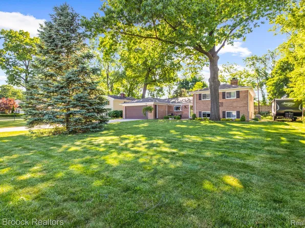 2429 Avondale St W, Sylvan Lake, MI 48320