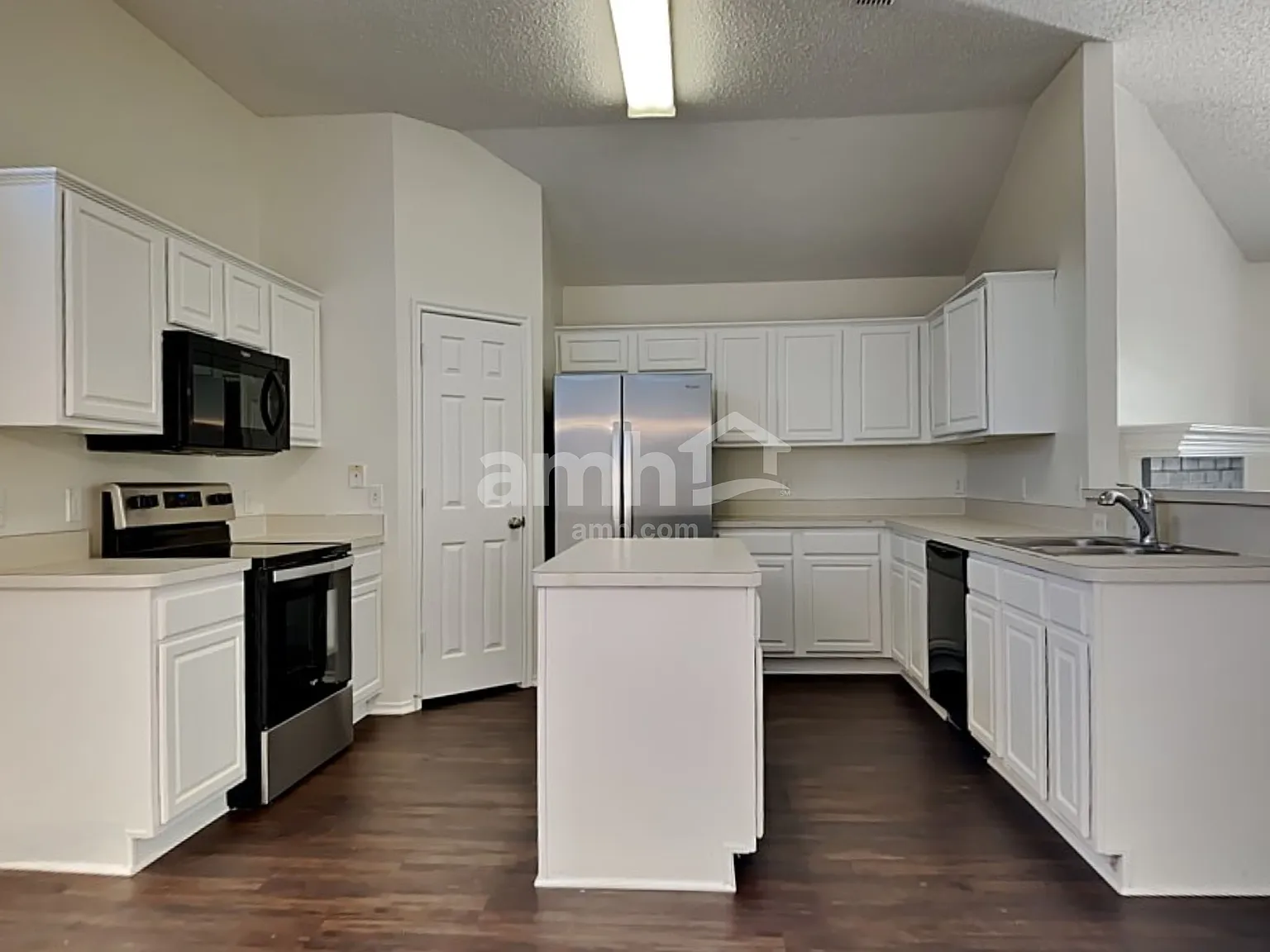 4 bed, 2.0 bath, 1770 sqft, $2,135 — Photo 3