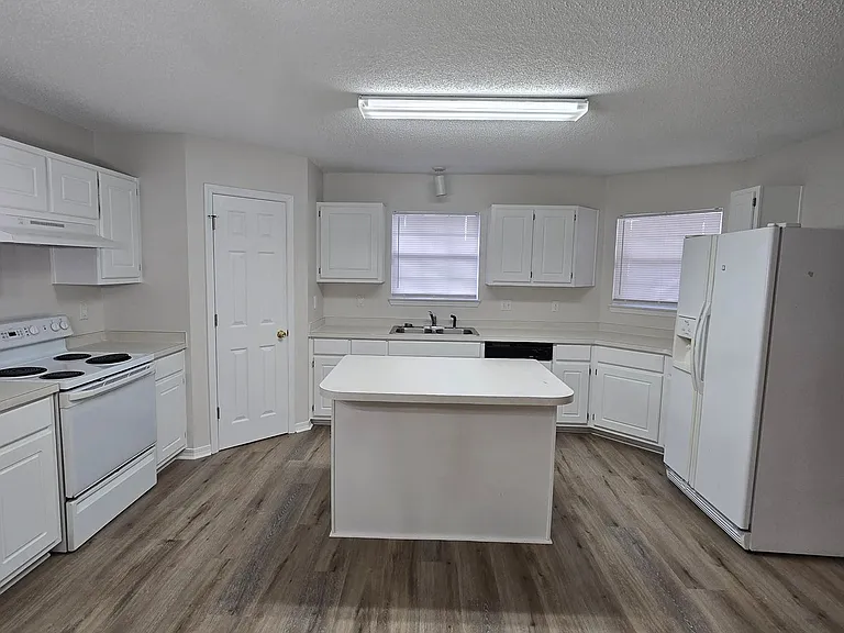 396 Brown Pl — Photo 5