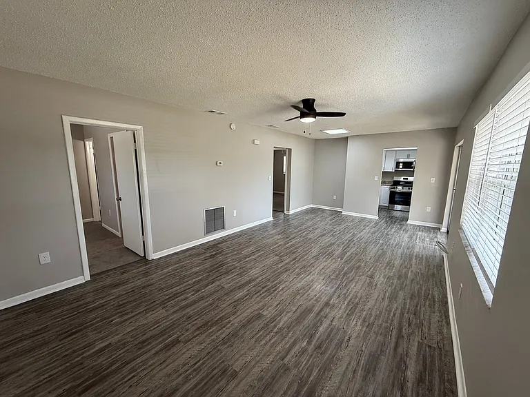 3305 Camelot Dr — Photo 4