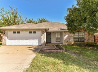 807 Crystal Creek Ln, Arlington, TX 76001