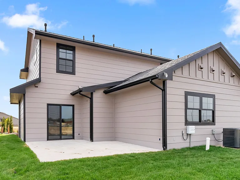 2142 E Beaumont St — Photo 48