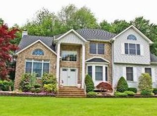 11 Guinevere Rd, Monroe Township, NJ 08831