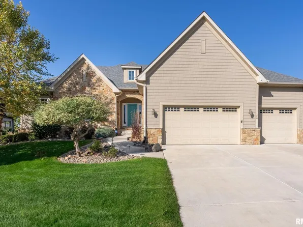 20 Country Club Ct, Le Claire, IA 52753
