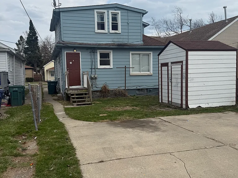 Chandler Ave — Photo 23