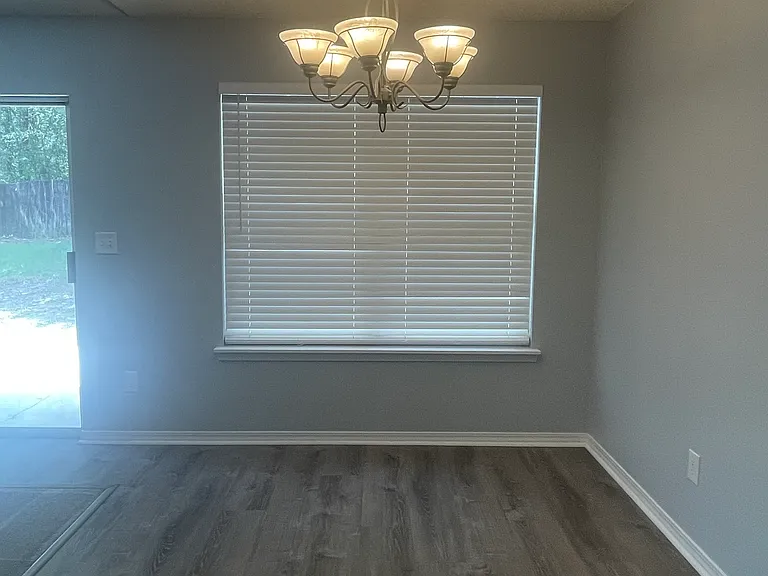 212 Lustan Dr — Photo 4