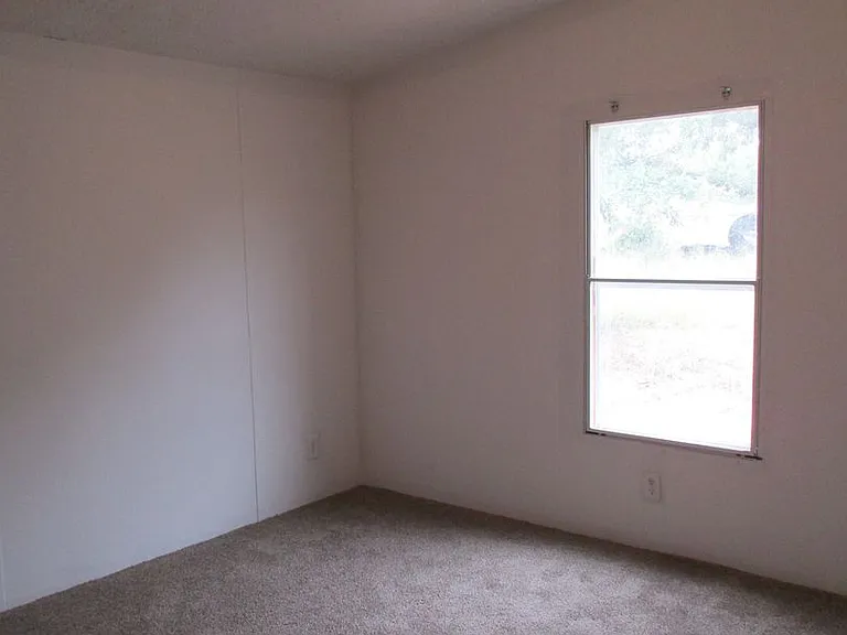 921 Seneca Dr — Photo 7