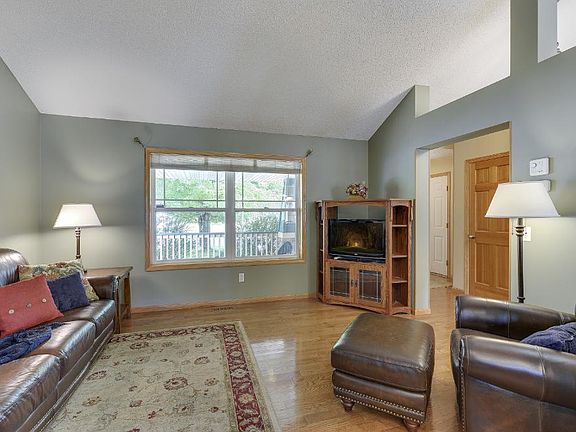 5th image of 751 Melville Cir