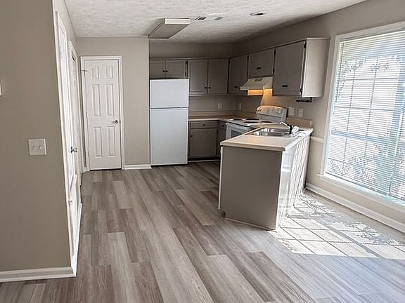3rd image of 307 Carver Dr APT 4