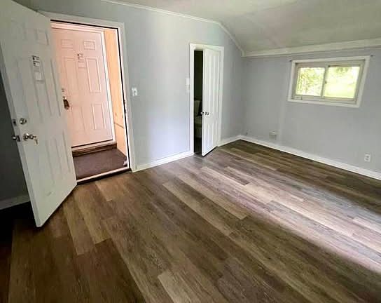 2nd image of 952 Emerson Ave Unit 3