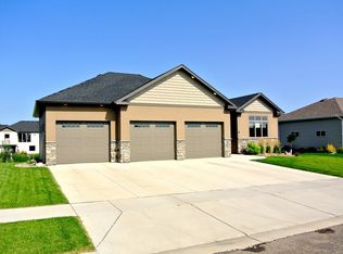 606 Slate Dr, Bismarck, ND 58503