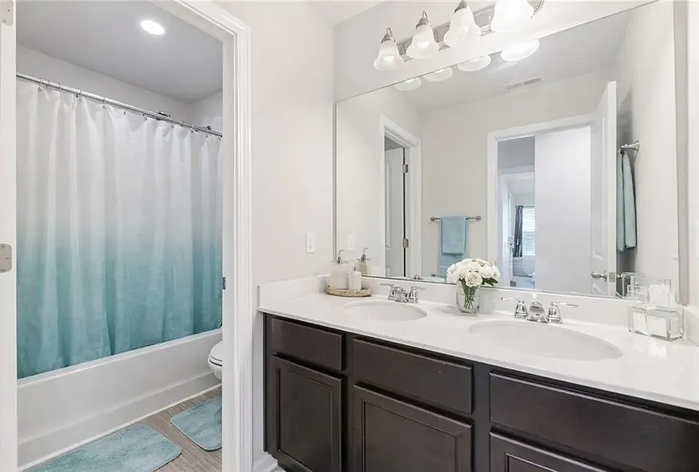 4 bed, 2570 sqft, $2,500 — Photo 3