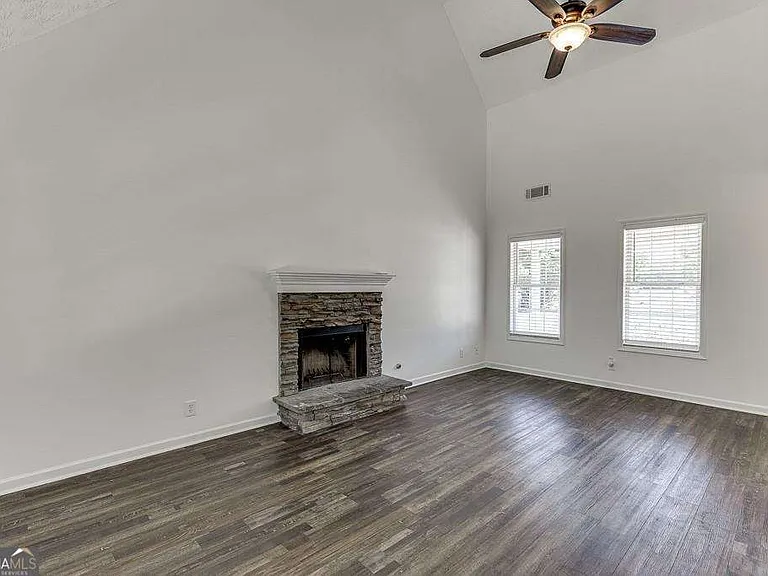 932 Clayton St — Photo 7