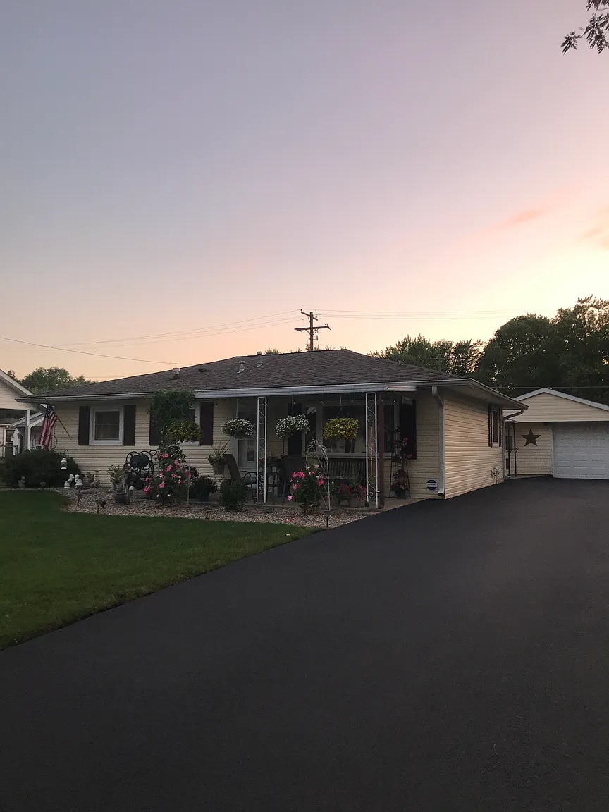 220 Lynwood Dr photo 1