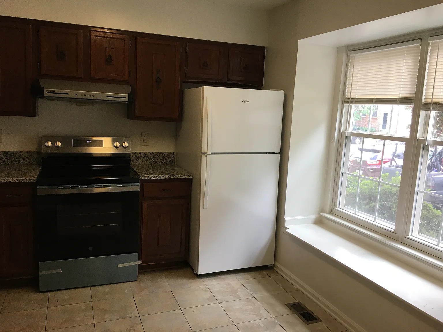 3 bed, 3.5 bath, 2016 sqft, $2,500 — Photo 3