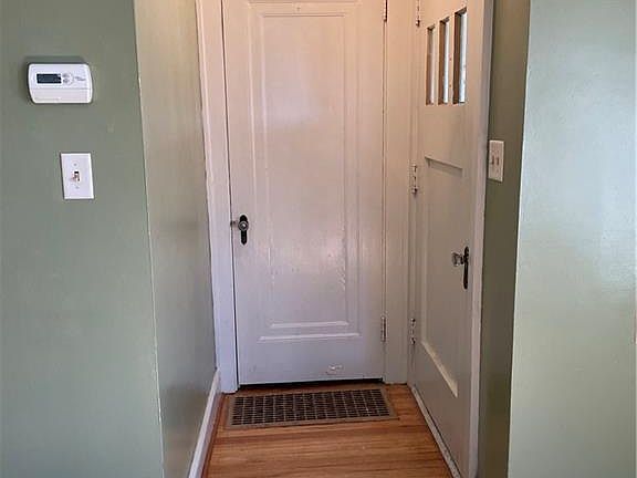 5th image of 34 Erskine Ave