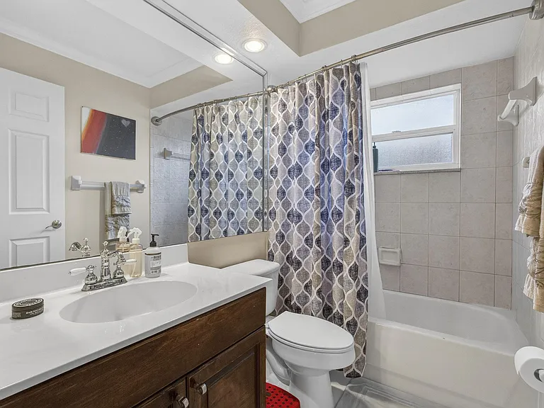 146 Fernwood Cres — Photo 15