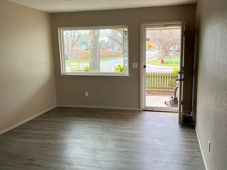1713 Iowa St — Photo 2