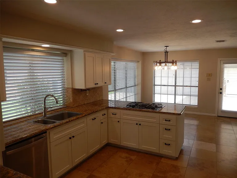 15214 Park Estates Ln — Photo 10