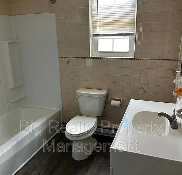 88 N Main St — Photo 8