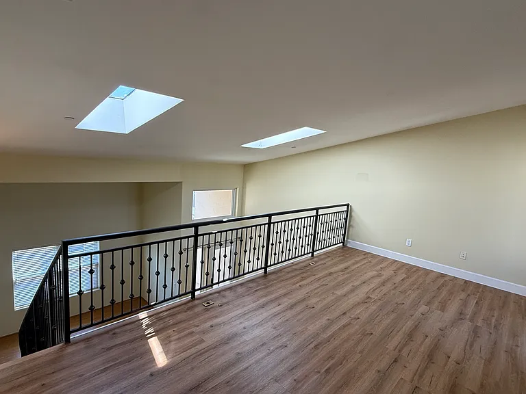 255 W 7th St #20 — Photo 17