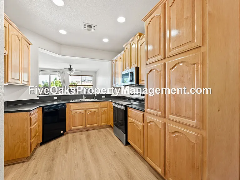 2242 Zittel Dr — Photo 7