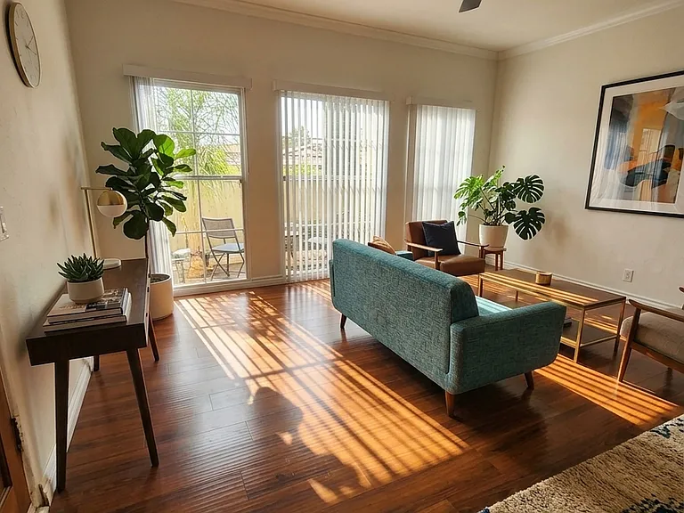 1152 N Kingsley Dr #202 — Photo 4