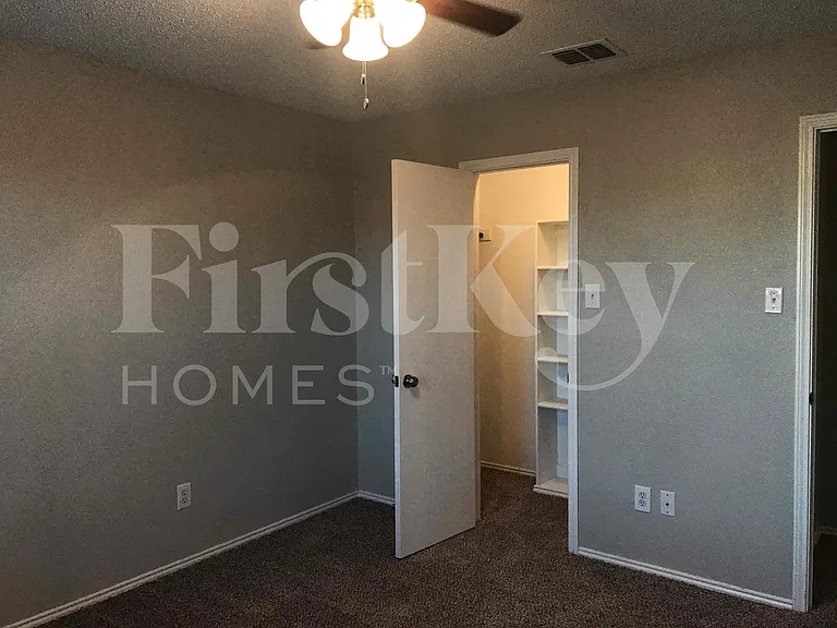 429 W Clover Park Dr — Photo 36